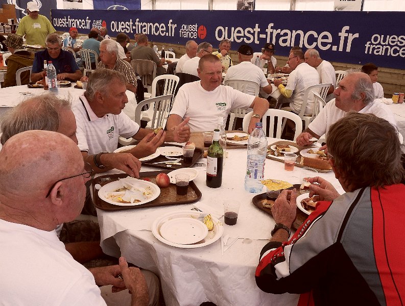 2011-08-26 23 01 Rando Plouay Tous a table.jpg